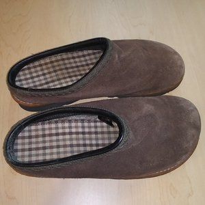Simple men's suede clogs size 10 US brown